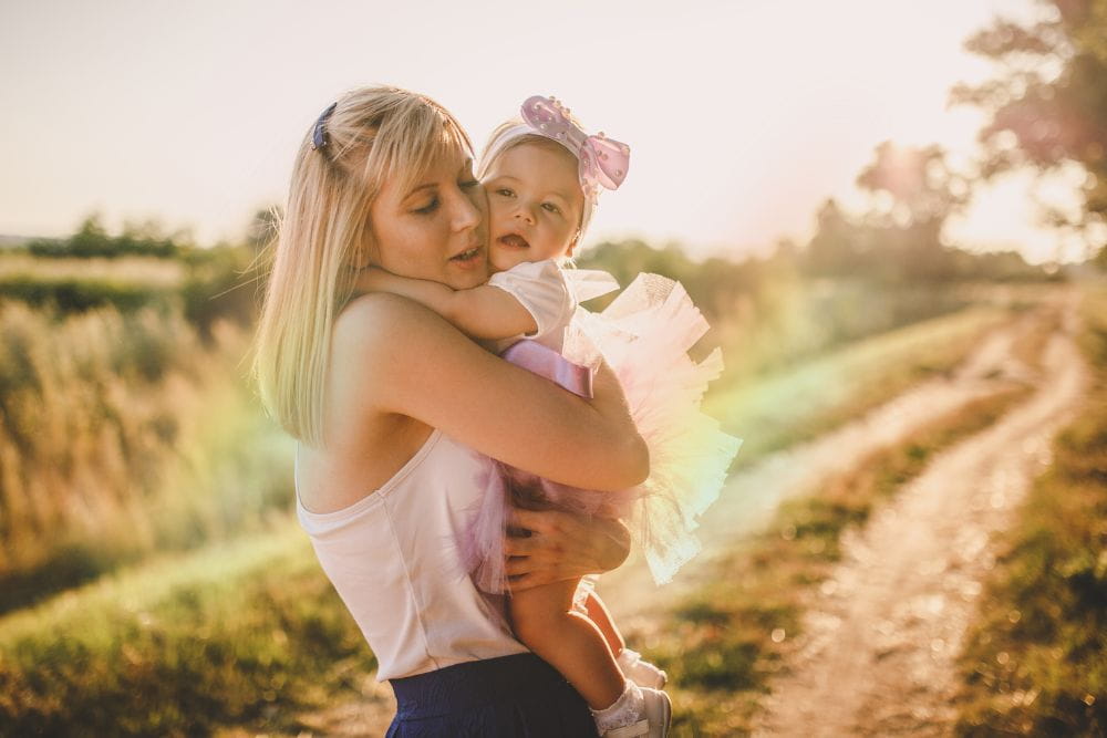 Mère serrant son enfant dans ses bras avec Amour